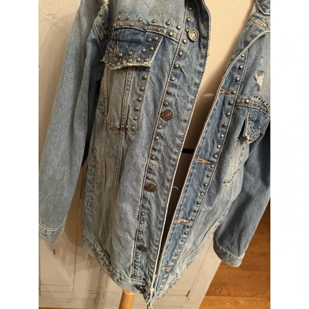 Free People Studded Denim Trucker Jacket Oversized Light Blue Destroyed Lg 148$ - Picture 9 of 14